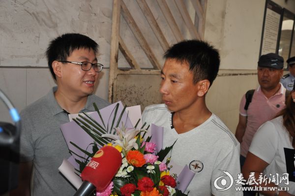 两兄弟在火车站相认