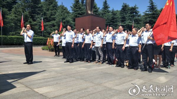 （在毛泽东铜像广场重温入党誓词）