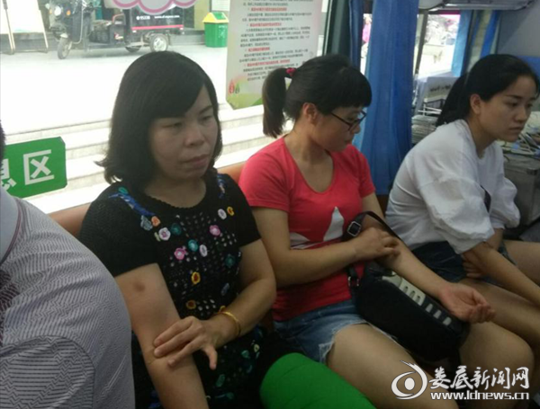 （护理部主任曾尚梅等医务人员献血后小憩