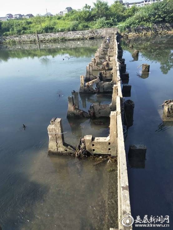 （清理、修复后的河道现清亮新容）