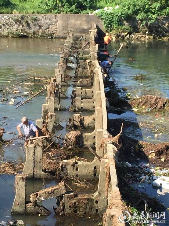 （党员群众齐上阵清理、修复河道）