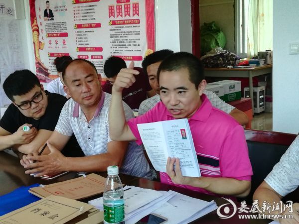 扶贫站长伍志军做业务辅导