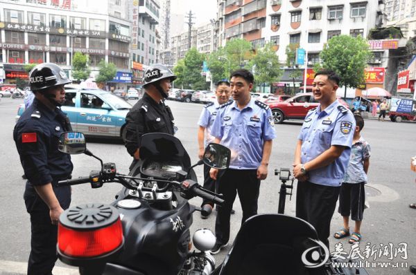 肖海文同志慰问高温下巡逻的巡特警民警