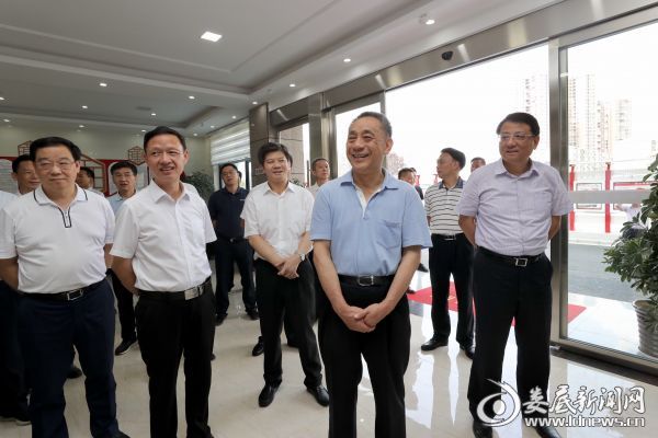 陈训秋一行首先来到清潭社区，详细了解了社区综合治理情况