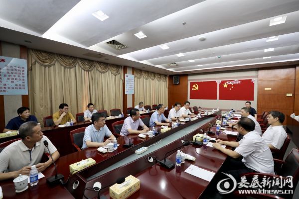在涟钢，陈训秋与企业负责同志进行了简短座谈