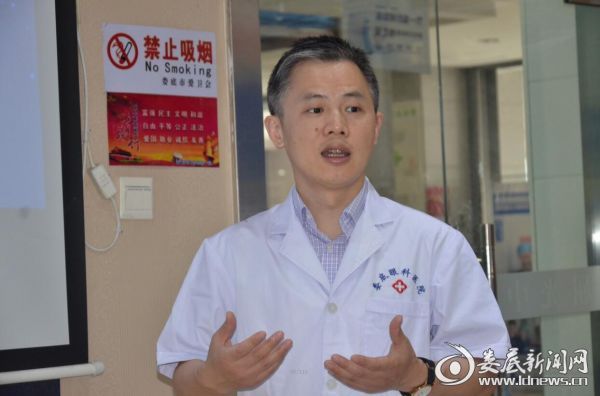 武汉爱尔眼科医院准分子科主任张青松现场授课