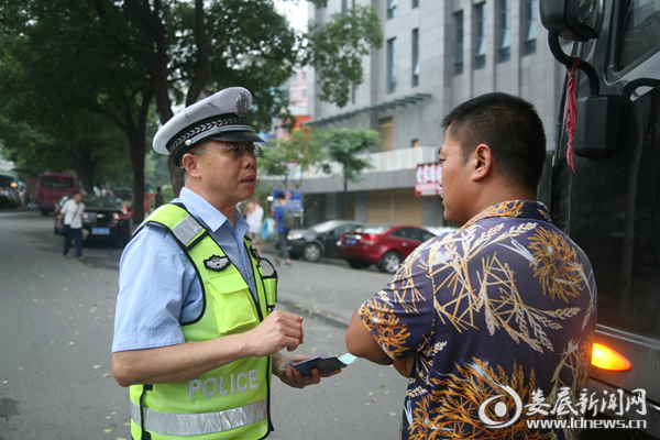 （娄底交警支队直属一大队六中队中队长王云在为驾驶员讲解《道交法》相关法律法规）