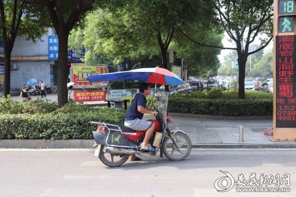 （摩托车司机逆行）