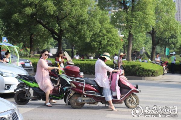 （占用人行道等红绿灯不文明现象）