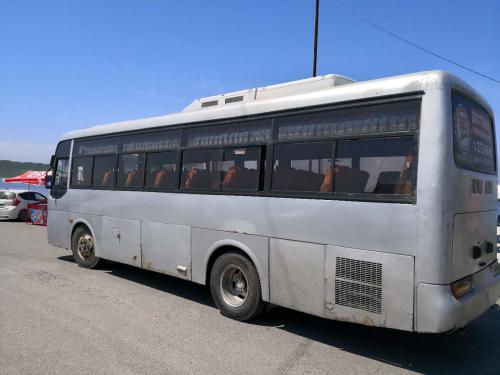 资料图:赴符拉迪沃斯托克“低价团”游客乘坐的黑巴士(中国驻符拉迪沃斯托克总领馆)