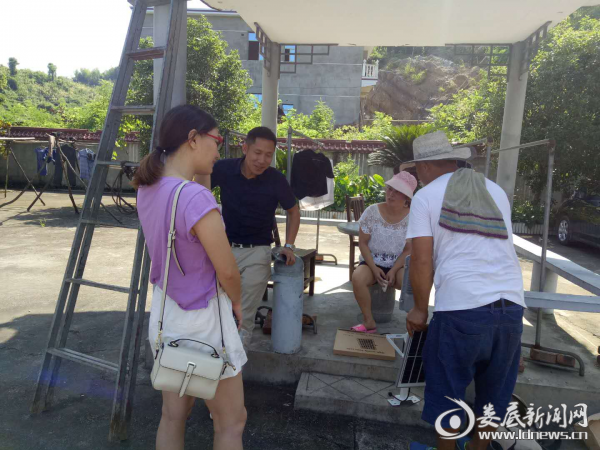 （工作人员顶着骄阳为杨市镇敬老院安装路灯）
