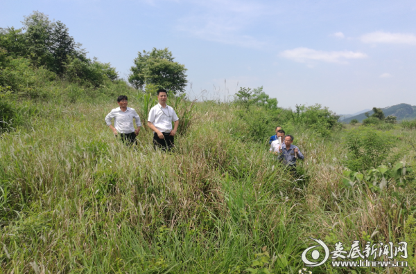 娄底联通建维人员与村支书在勘察建站情况