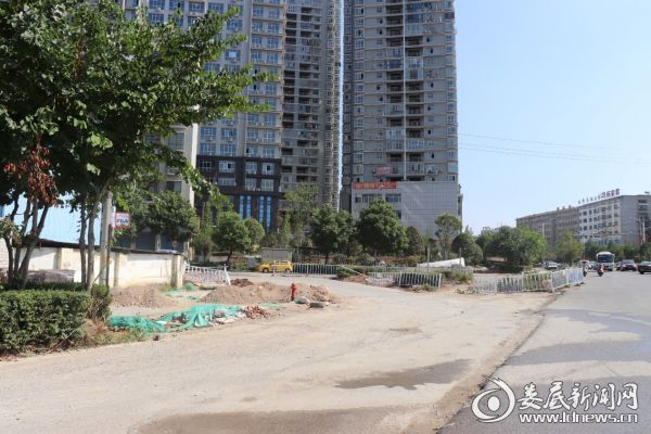 （扶青南路施工区域未按要求进行围挡）