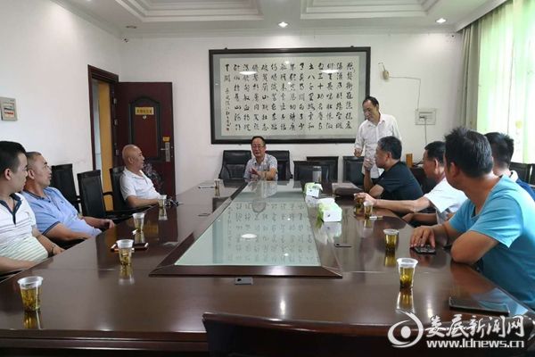 座谈会上总支书记、局长刘雄飞讲话