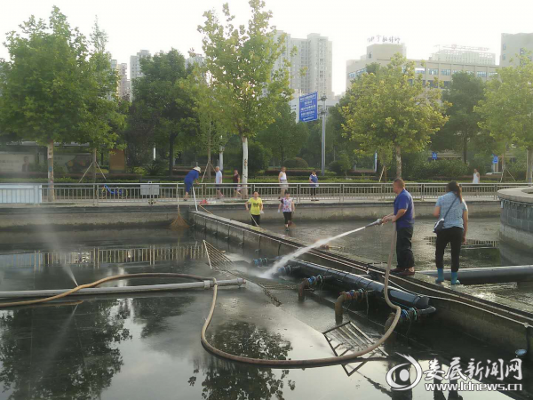 （图为冲洗现场）