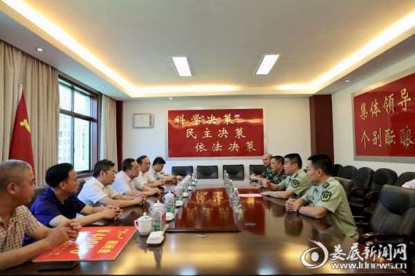在武警娄底支队，杨懿文与武警官兵座谈