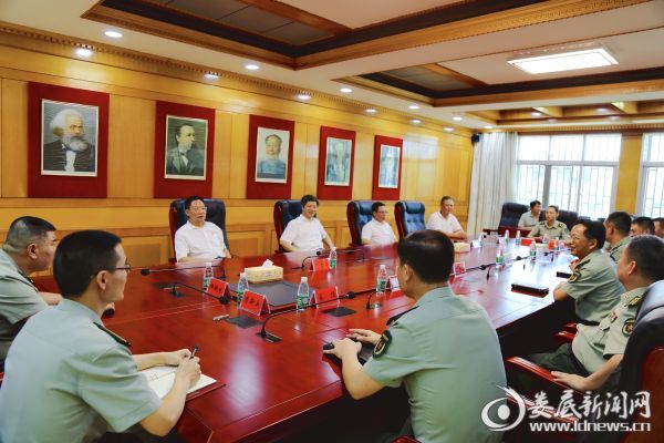 李荐国与娄底军分区官兵代表亲切座谈