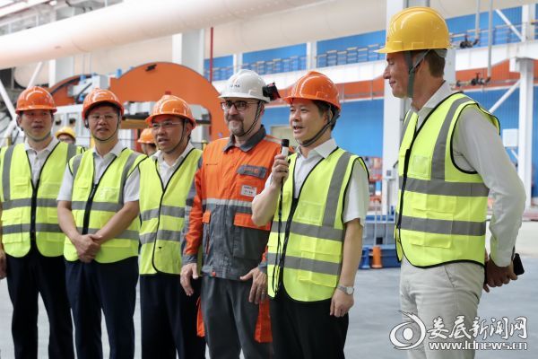 市委书记、市人大常委会主任李荐国宣布落料生产线正式开机