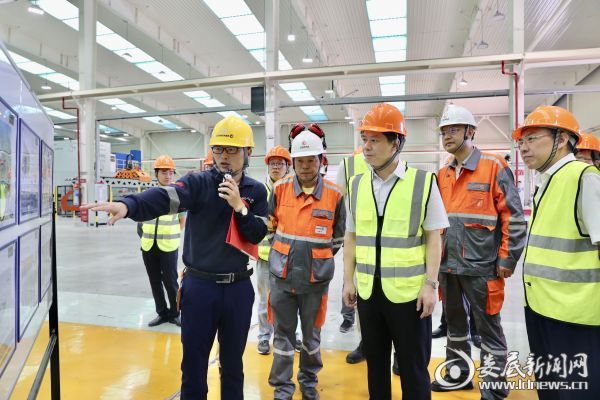 落料线开机前，李荐国先后考察了GONVVAMA娄底公司一期项目和二期项目的生产车间