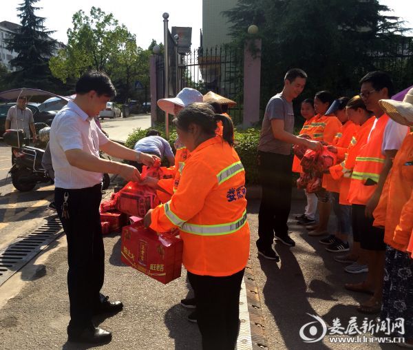 市城管执法局党委书记、局长谢万春给环卫工人送去防暑药品和凉茶