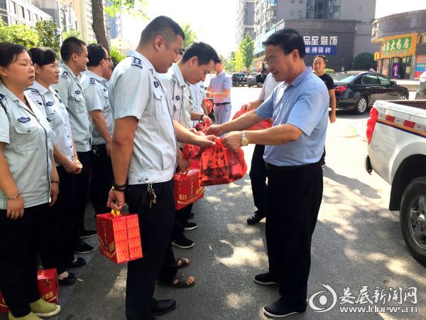 市城管执法局党委副书记、副局长张湘平给支队执法人员送去防暑药品和凉茶