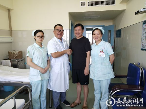 谢先生和医务人员握手致谢并合影_副本