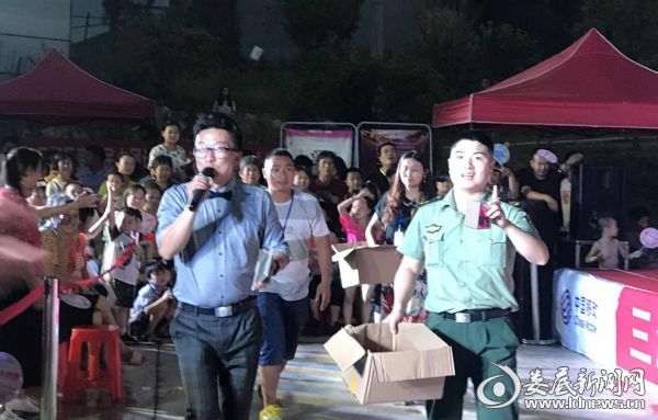 （演出开始前，主持人与台下观众进行现场“消防问答”互动）