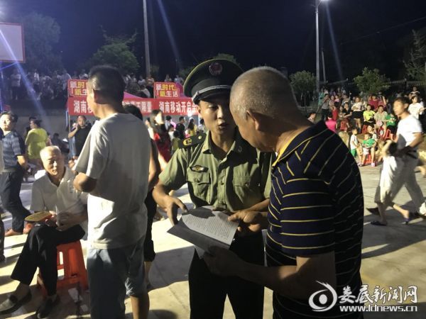 （演出开始前，主持人与台下观众进行现场“消防问答”互动）