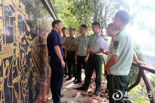 （参观涟源市人民检察院精神文明创建文化墙）