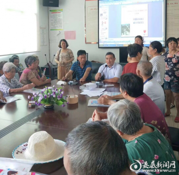 （县人民医院副院长、五官科技术顾问鄢凯初讲话）