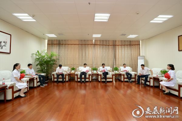 李荐国与医师代表热情交流