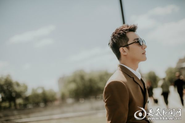 黄轩巴黎街拍大片曝光 温情绅士遥祝粉丝七夕