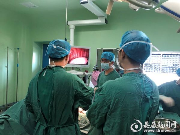 （新化县人民医院胸外组正在开展胸腔镜手术）
