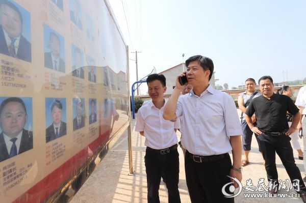 在九房头村“有事请找我”公示栏前，李荐国随机拨通了其中一个号码，当场抽查公示栏内的电话号码是否打得通
