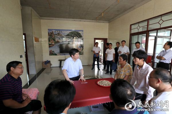 李荐国一再鼓励吴徐花要树立信心，克服困难，调养身体，把病治好，把家庭经营好