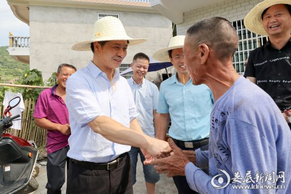 不一会，其他农户也闻讯而至，争相向李荐国表达对党和政府的感激之情