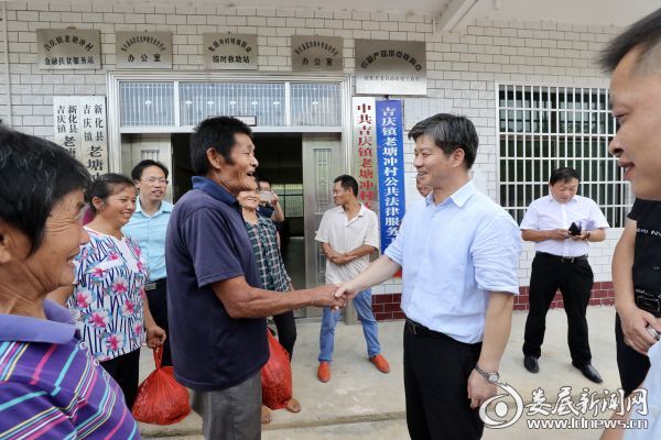 图四，直到临行前，村民们还源源不断地赶来，只为表达一声对党和政府的感谢