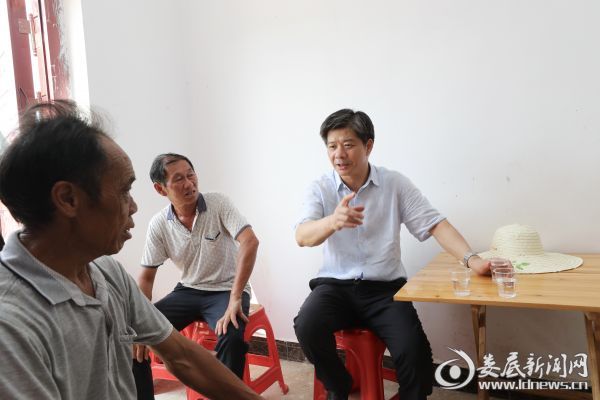 李荐国对彭理正说，要过上好日子，党和政府的好政策是一个方面，但更重要的是要靠我们用自己的双手创造属于自己的生活