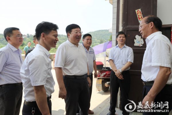 陈向群来到娄底市双峰县三塘铺镇大马冲村调研督导脱贫攻坚工作