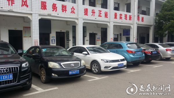 （机关院内停放有序的车辆）