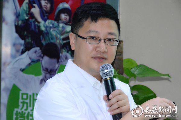 全国知名近视防控专家陈兆就青少年近视防控知识做专题讲座