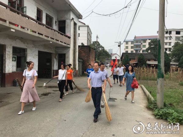 在上梅街道办事处梅树社区督查县国土资源局省级文明县城联创工作
