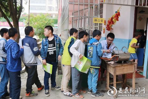 （“健康快车”在茶园中心小学体检现场）