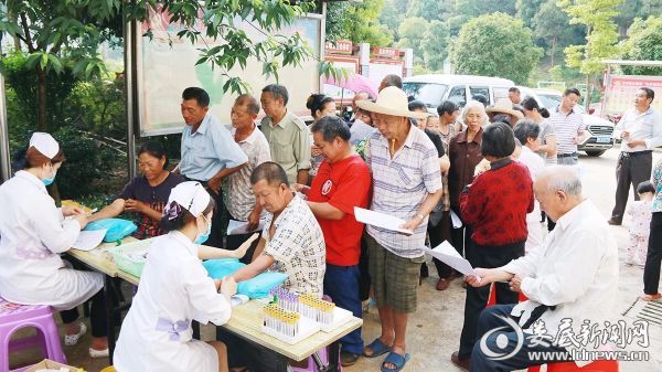 （娄星区第二轮“健康快车”万宝镇石塘村免费体检活动现场）