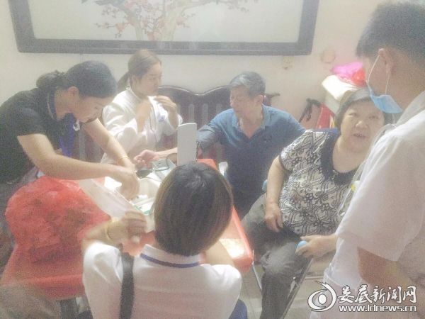（“健康快车”医护人员上门到市民康楚民家中为其久病卧床的妻子做免费健康体检）