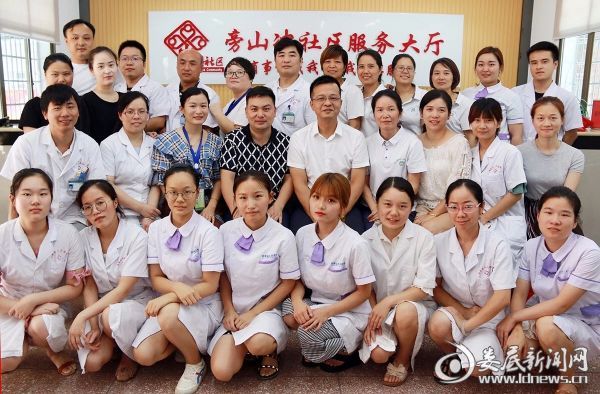 2018年娄星区第二轮“健康快车”医疗小分队队员与黄泥塘社区卫生服务中心工作人员合影留念