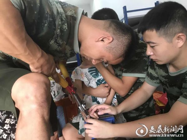 （消防官兵正在想办法取出螺母）