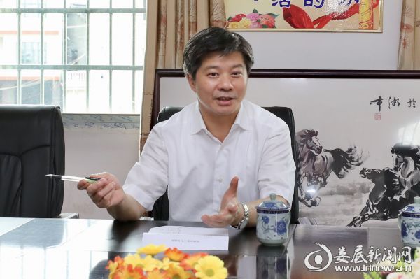 李荐国说，全社会都要尊重老师，关心支持教育工作，各级党委政府要努力创造良好条件，让乡村教师安心精心培