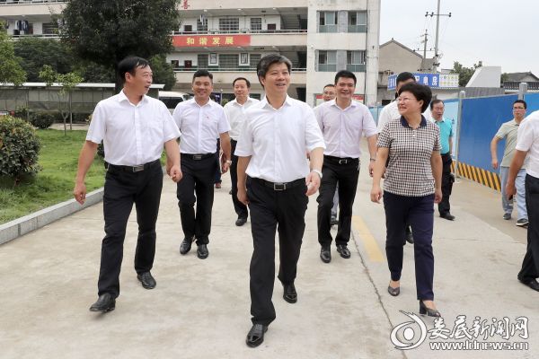 随后，李荐国来到涟源市南部唯一的一所高中，也是“商界巨子”梁稳根的母校——涟源三中