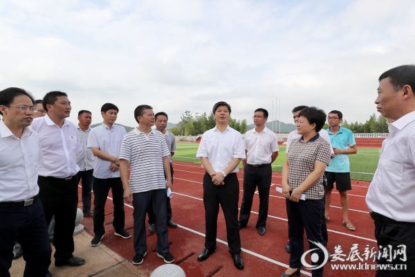 他首先来到枫坪镇中心学校新校区，了解学校办学及师资情况